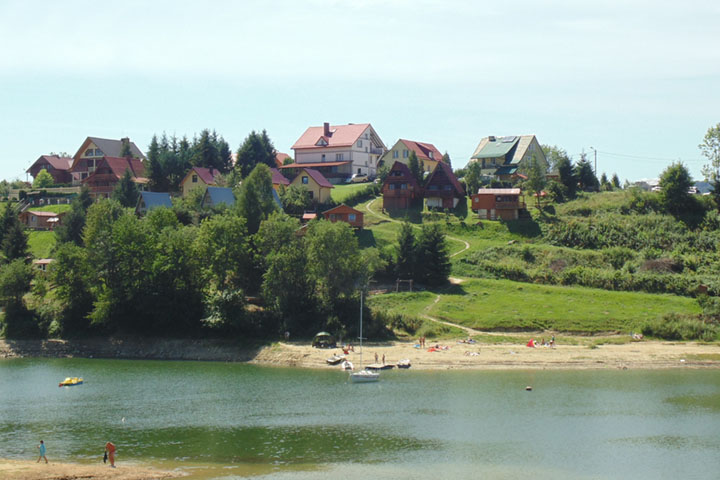 DOMKI BLISKO JEZIORA